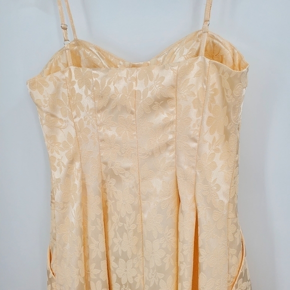 Wang Hanyan French Floral Embroidered Beige / Champagne Buttoned Midi Dress - Picture 5 of 15